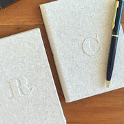 Kit 2 Cadernos de Votos para Casamento — Iniciais em Alto Relevo