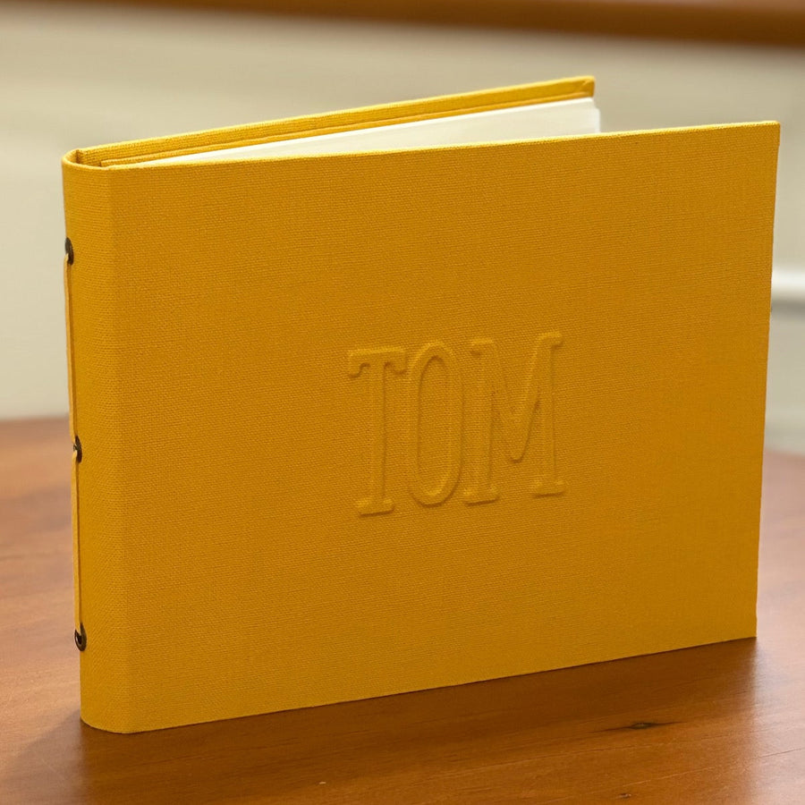 Álbum de Fotos Amarradinho P - Personalizado em Alto Relevo Feito à Mão "TOM"