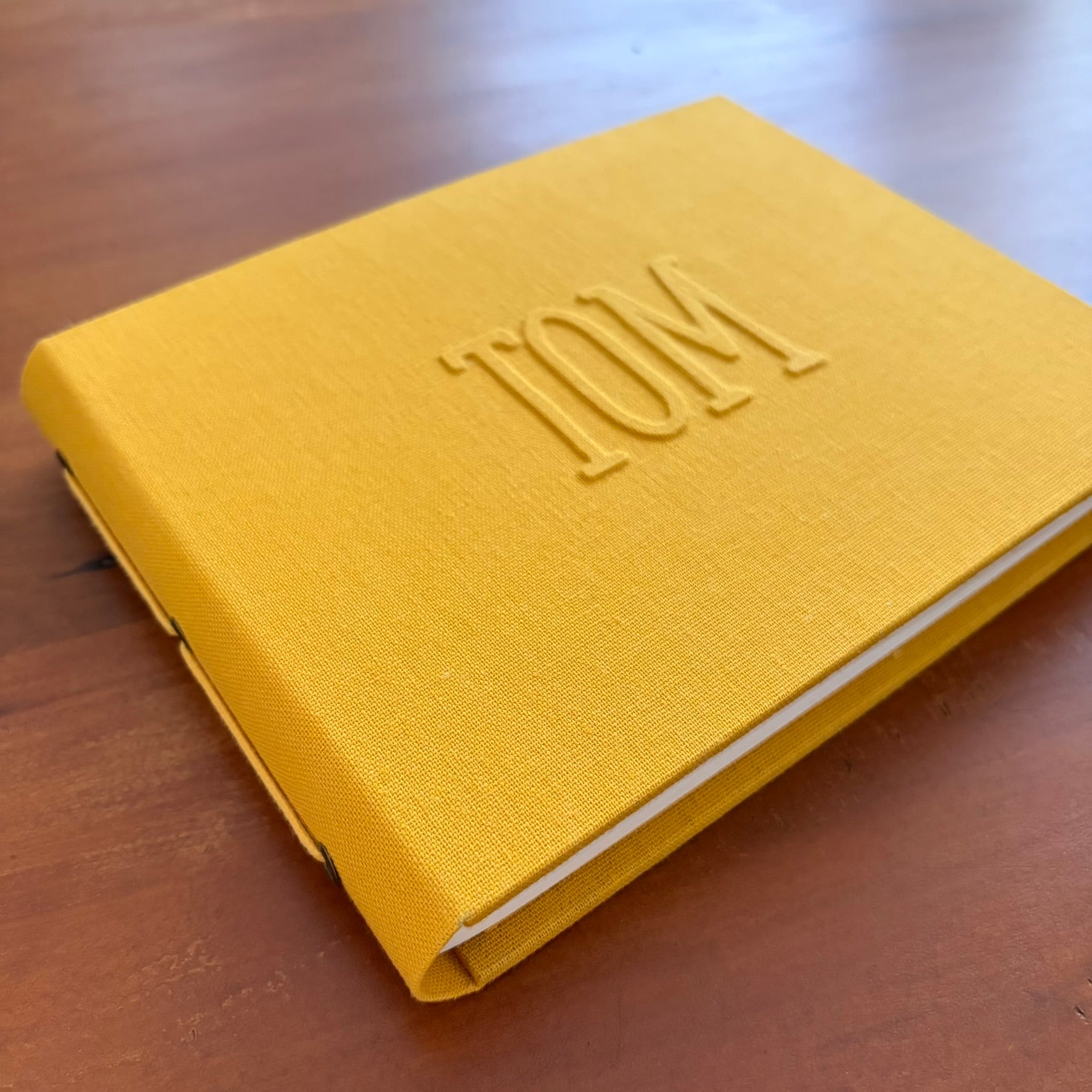Álbum de Fotos Amarradinho P - Personalizado em Alto Relevo Feito à Mão "TOM"