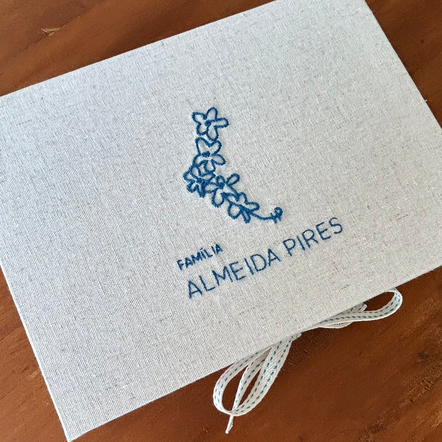 Caixa Livro Forget Me Not - "Família Almeida Pires"
