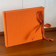 Caderno capa dura e fechamento com cadarço