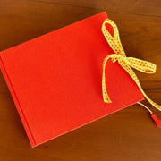 Caderno capa dura e fechamento com cadarço